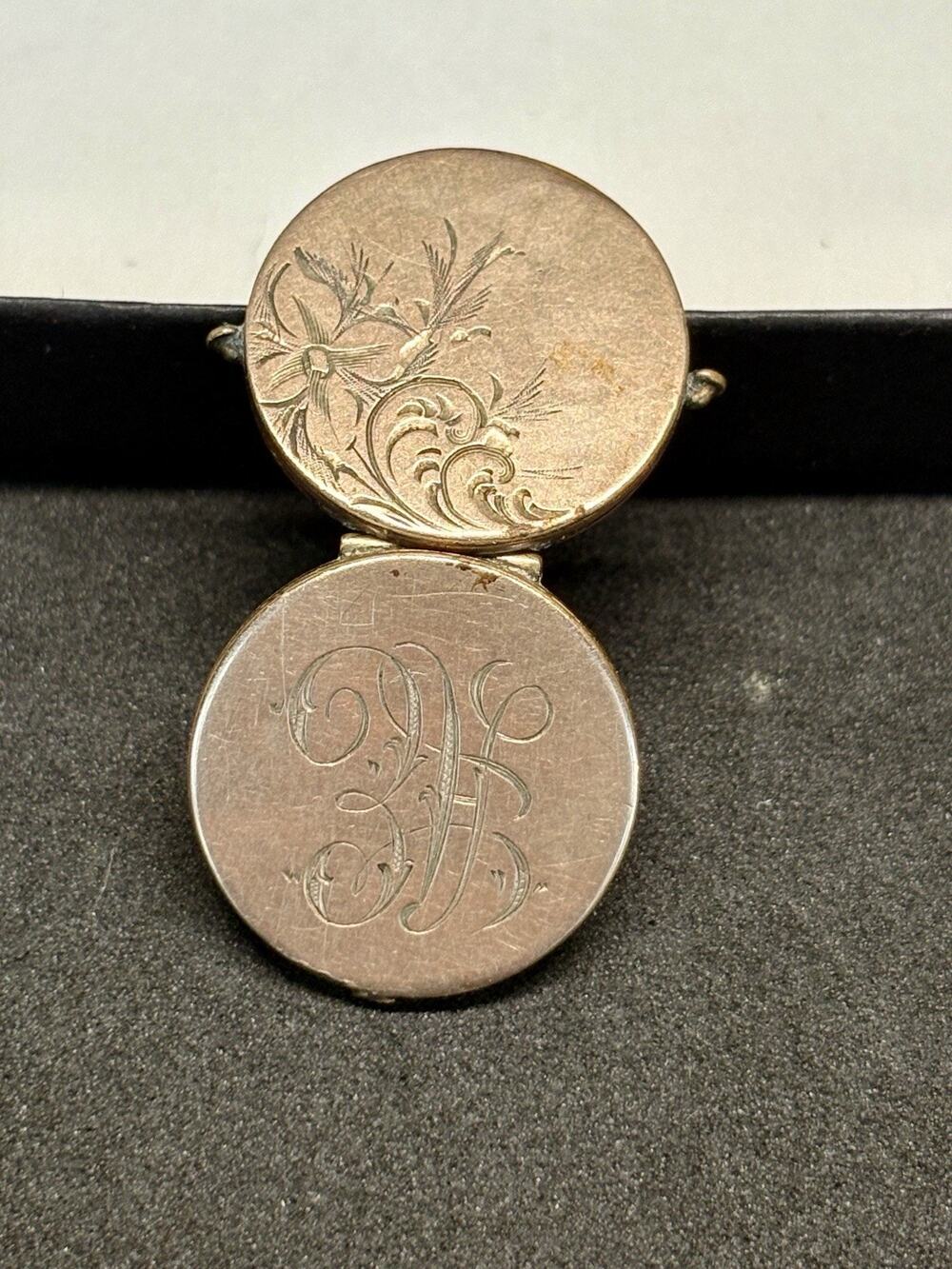 Vtg Antique Victorian Floral Engraved Gold Filled Round Locket w/photo Pendant